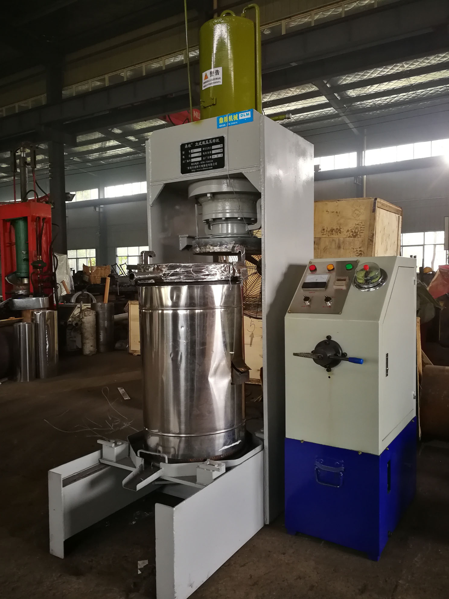 不銹鋼超高壓立式液壓壓榨機(jī)，果汁壓榨機(jī)，果渣壓榨機(jī)，藥材壓榨，油渣處理，白土壓榨